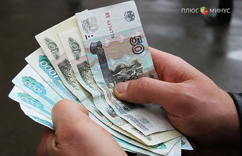 В РФ могут ввести минимальную зарплату 100 руб в час