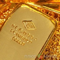 Золото дешевеет из-за снижения спроса на сырьевую продукцию