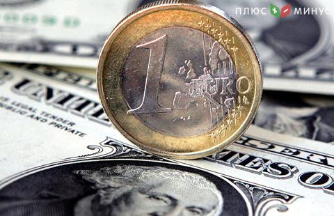 Евро незначительно растет к доллару, иена дешевеет