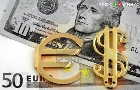 Доллар в паре с евро держится у минимума за 30 месяцев