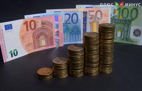 Официальный курс евро на пятницу снизился до 69,65 рубля