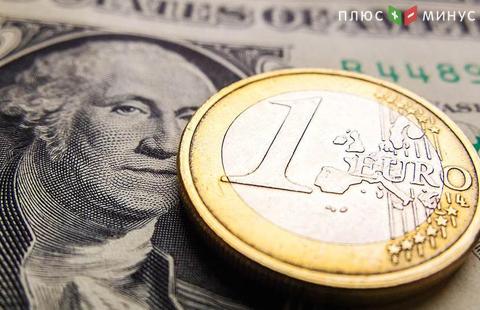 Доллар слабо снижается к евро, дорожает к иене