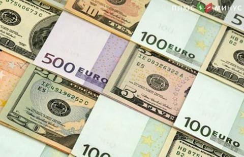Доллар стабилен к евро и дешевеет к иене
