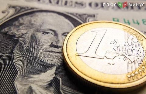 Доллар слабо дешевеет к евро, рынок следит за доходностями US Treasuries