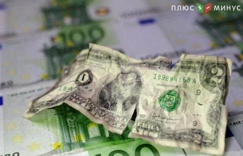 Доллар дешевеет к евро и фунту