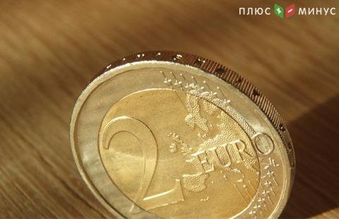 Доллар дорожает к евро, стабилен к фунту и иене