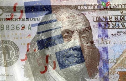 Доллар незначительно растет к большинству валют после снижения накануне