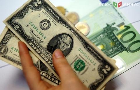 Доллар стабилен к евро и иене, дорожает к фунту