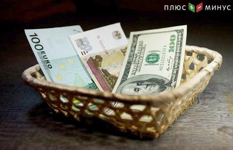 Рубль снизился к доллару и евро на старте торгов четверга