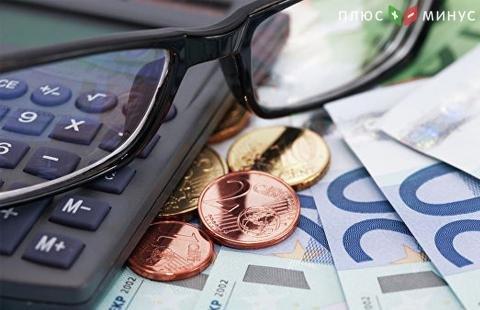 Рубль слегка ускорил снижение к доллару и евро на фоне дешевеющей нефти Рубль слегка ускорил снижение к доллару и евро на фоне дешевеющей нефти