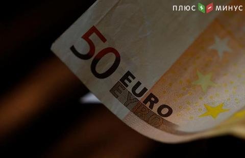 Доллар дорожает в паре с евро, фунт резко дешевеет
