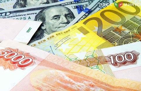 Торги на Московской бирже в четверг открылись снижением рубля Торги на Московской бирже в четверг открылись снижением рубля