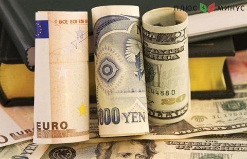 Евро растет относительно доллара