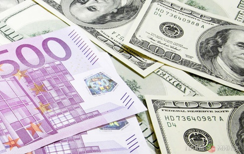 Евро сдает позиции перед долларом