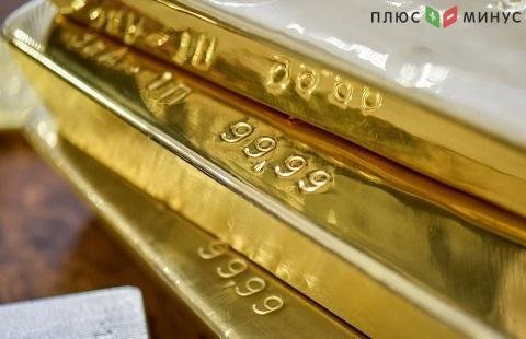 Золото снижается относительно доллара