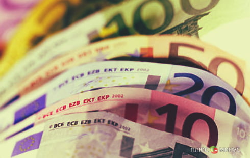 Долги давят на евро