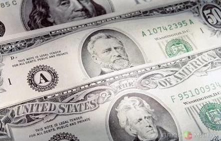 Слабая статистика из США снижает курс доллара