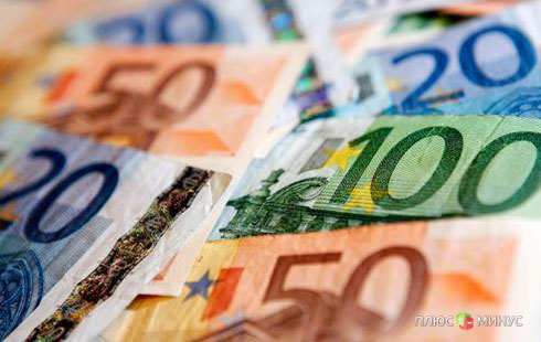 Форекс: Евро торгуется смешано