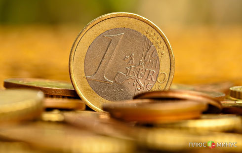 Форекс: Евро торгуется смешано