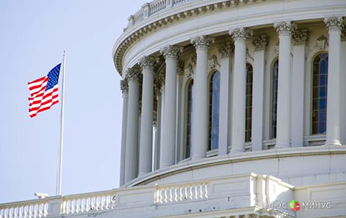 Золото теряет поддержку на фоне уменьшения политических рисков в США