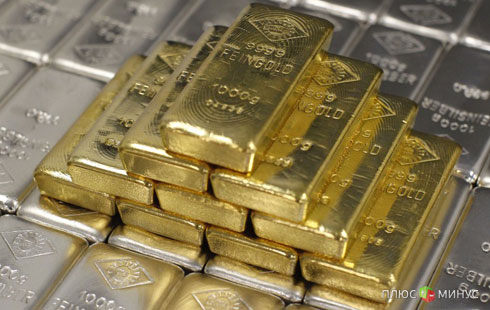 Золото и серебро торгуются под давлением на фоне улучшения американской статистики