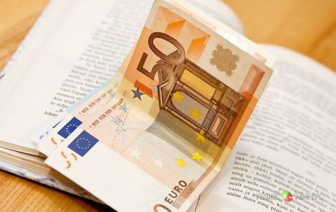 Евро становится менее привлекательным по сравнению с долларом США