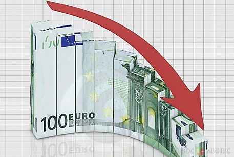 Евро падает на фоне слабой деловой активности