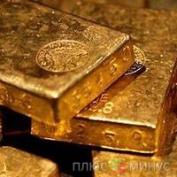 На фоне роста доллара США дорожает золото