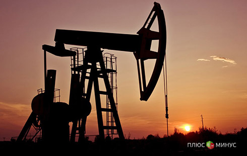 Нефть растет на фоне сезонного спроса, золото продолжает колебаться