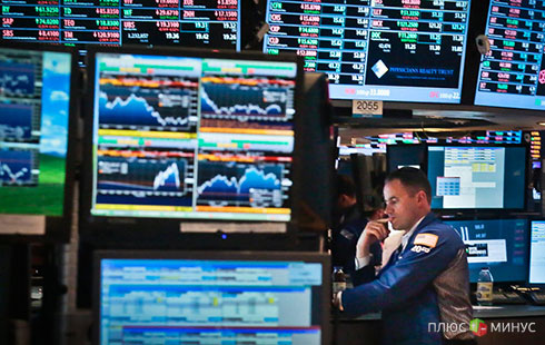 Торги смешаны на фоне падения экономики 