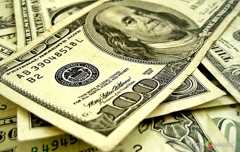 Доллар торговался около восьмимесячного максимума по отношению к евро