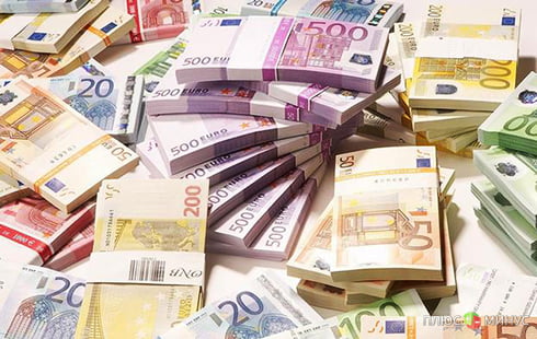 Евро немного подрос против доллара