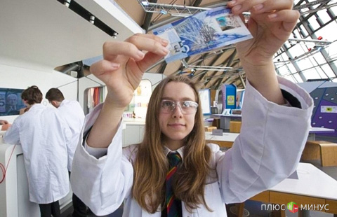 Шотландцам выдали пластиковые деньги