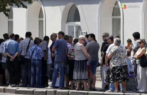 Украинцы выводят свои активы из российских банков Украинцы выводят свои активы из российских банков