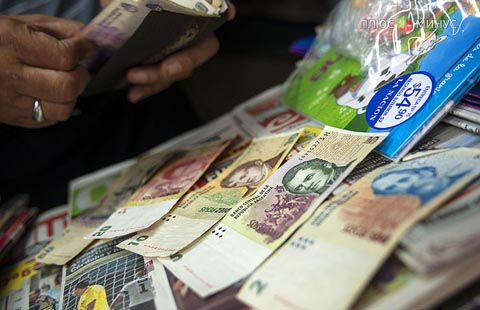 Аргентина ослабит ограничения на обмен валюты